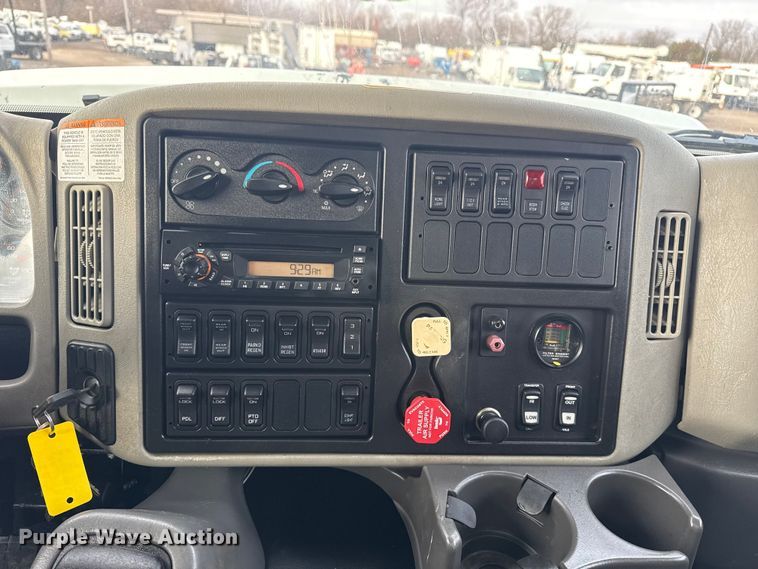 image for item EG1956 2014 International 7600 digger derrick truck