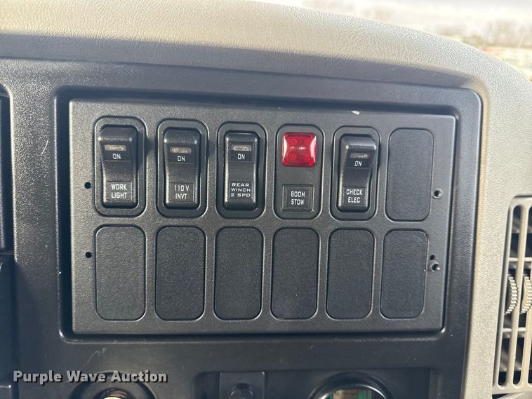 image for item EG1956 2014 International 7600 digger derrick truck