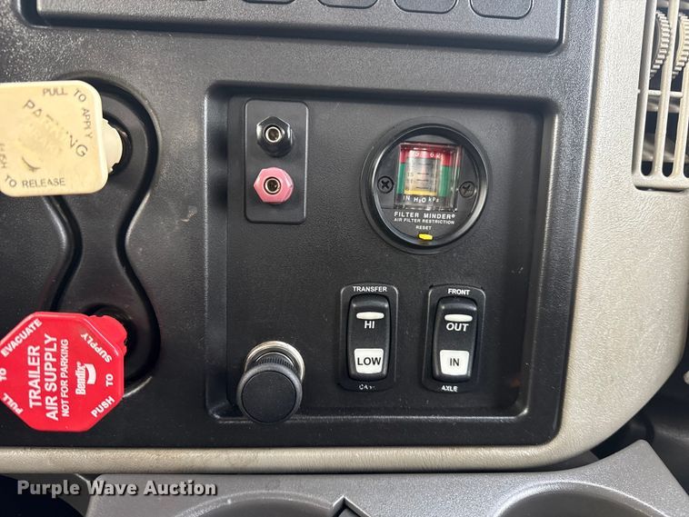 image for item EG1956 2014 International 7600 digger derrick truck