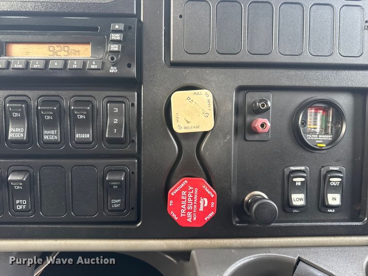 image for item EG1956 2014 International 7600 digger derrick truck