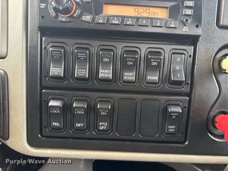 image for item EG1956 2014 International 7600 digger derrick truck