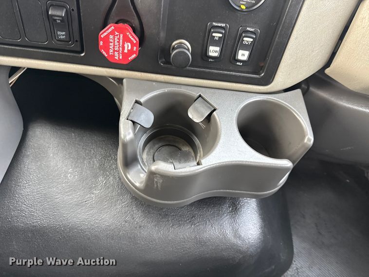 image for item EG1956 2014 International 7600 digger derrick truck