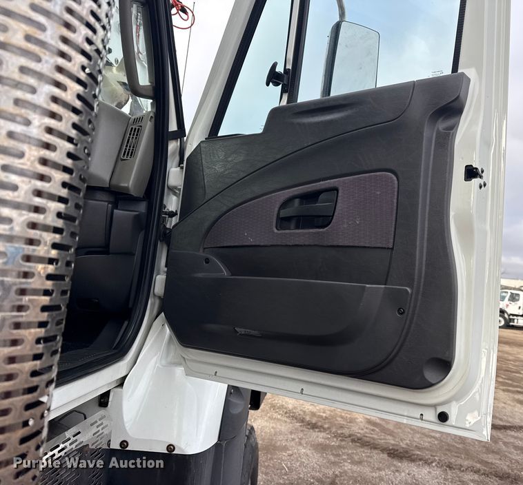 image for item EG1956 2014 International 7600 digger derrick truck