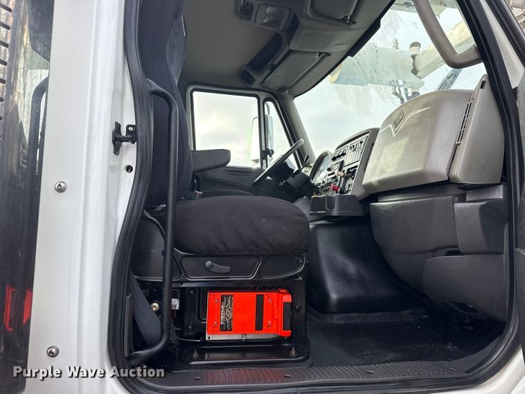 image for item EG1956 2014 International 7600 digger derrick truck