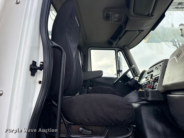 image for item EG1956 2014 International 7600 digger derrick truck