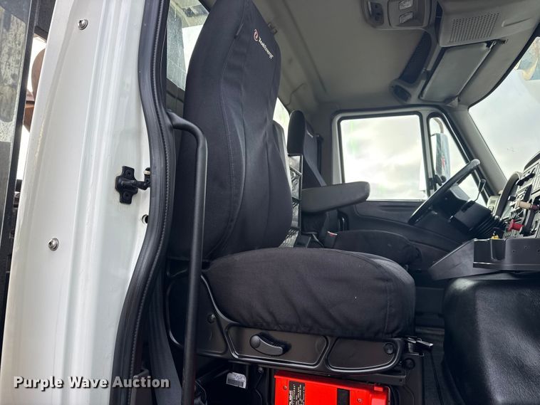 image for item EG1956 2014 International 7600 digger derrick truck