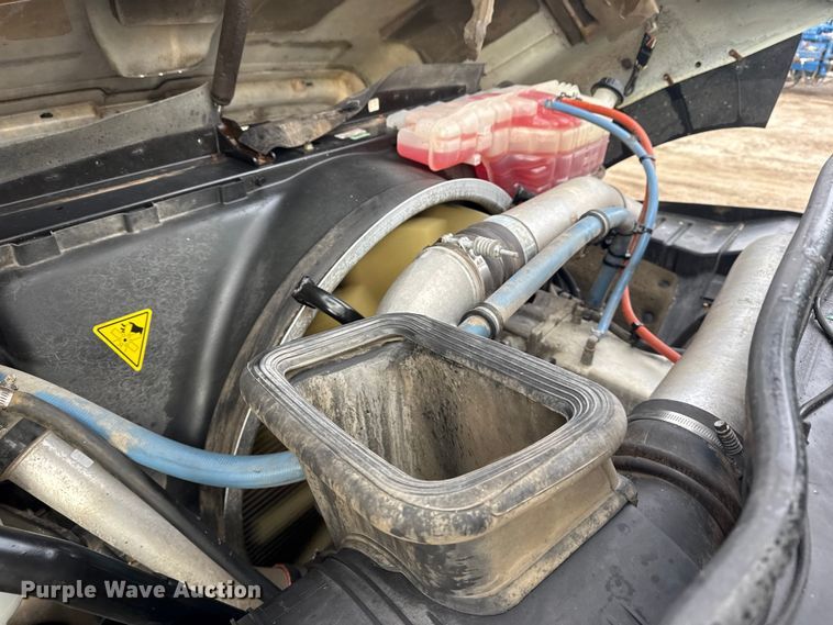 image for item EG1956 2014 International 7600 digger derrick truck