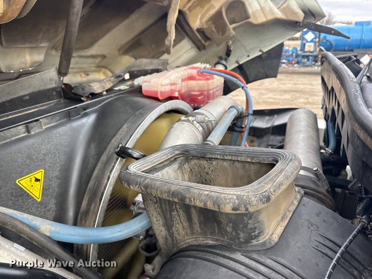 image for item EG1956 2014 International 7600 digger derrick truck