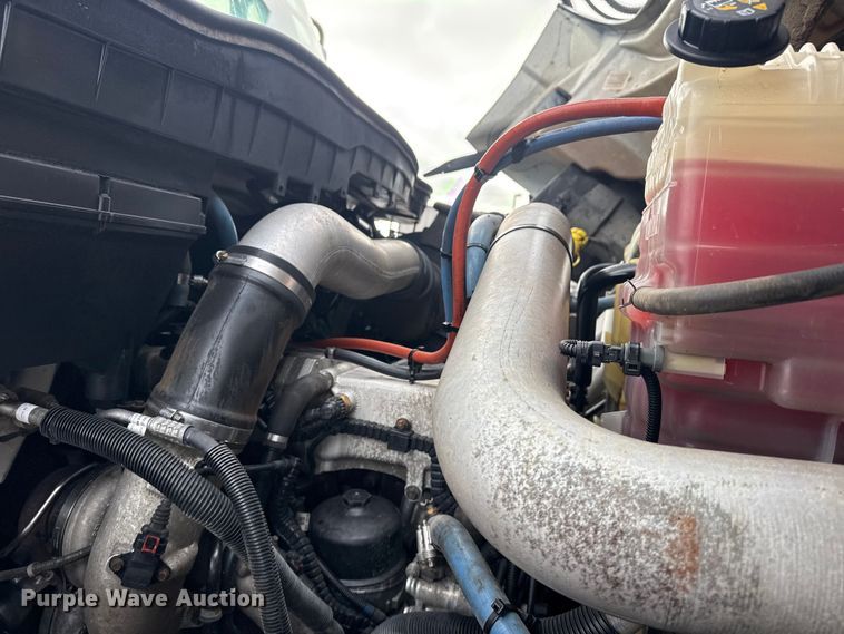 image for item EG1956 2014 International 7600 digger derrick truck