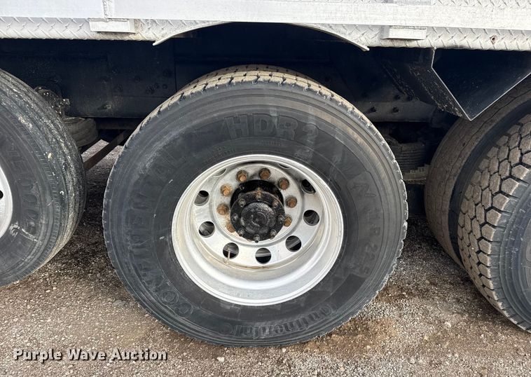 image for item EG1956 2014 International 7600 digger derrick truck