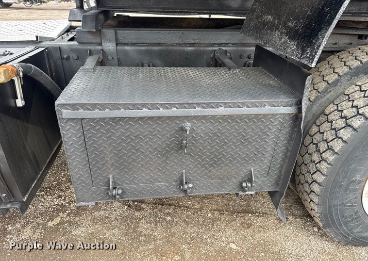 image for item EG1958 2007 Freightliner Business Class M2 grapple truck