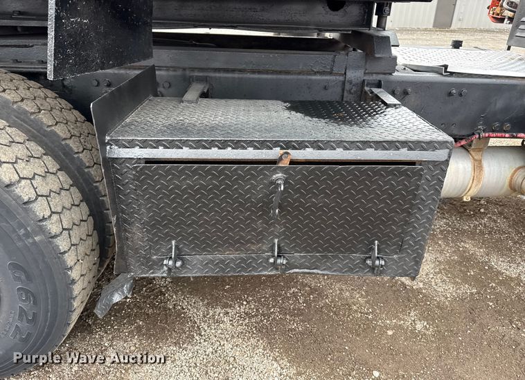 image for item EG1958 2007 Freightliner Business Class M2 grapple truck