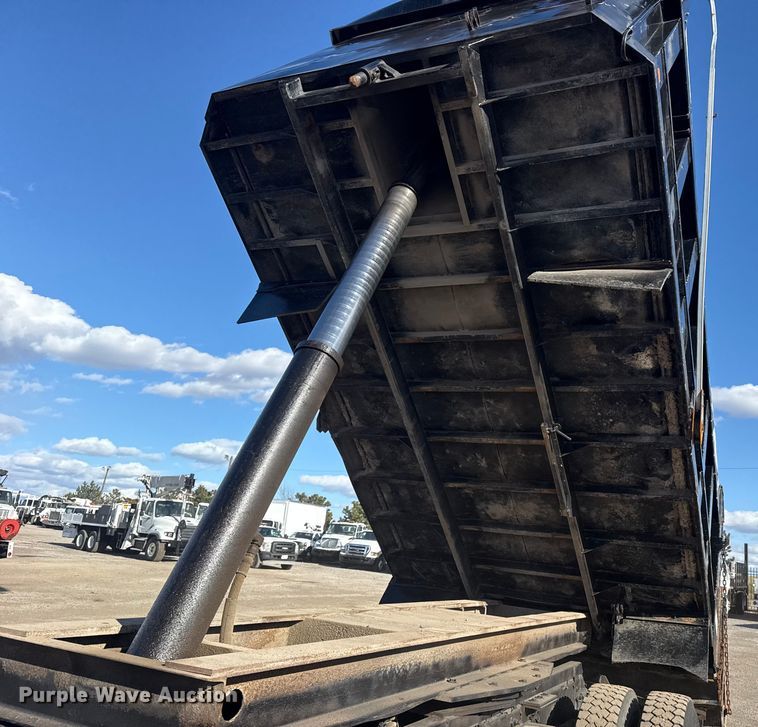 image for item EG1958 2007 Freightliner Business Class M2 grapple truck