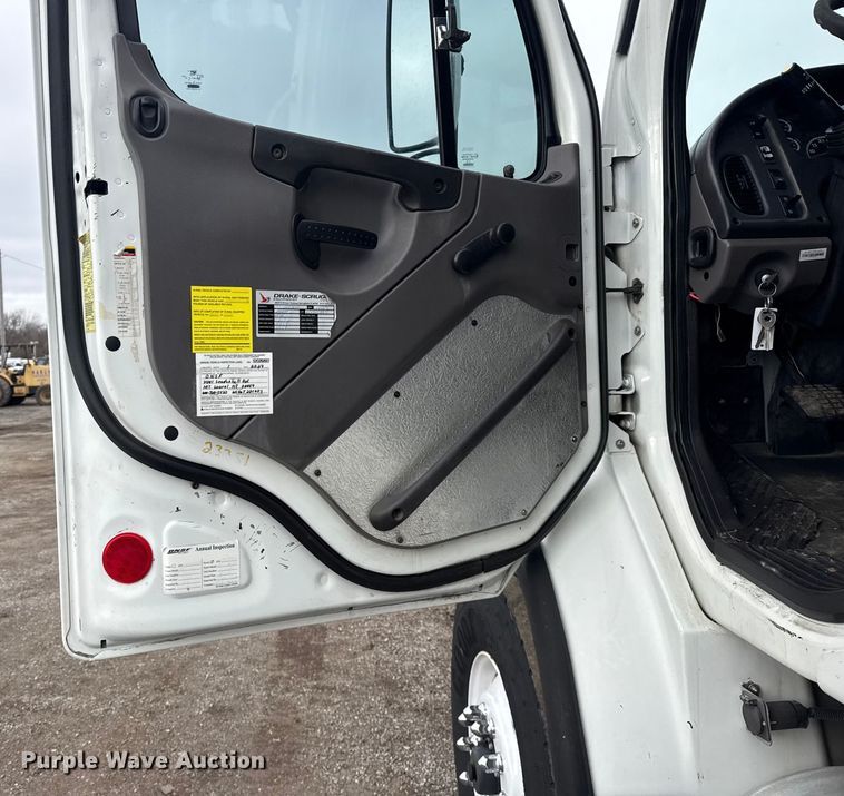 image for item EG1958 2007 Freightliner Business Class M2 grapple truck