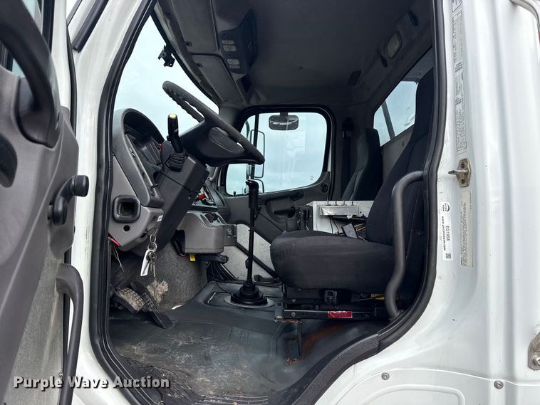 image for item EG1958 2007 Freightliner Business Class M2 grapple truck