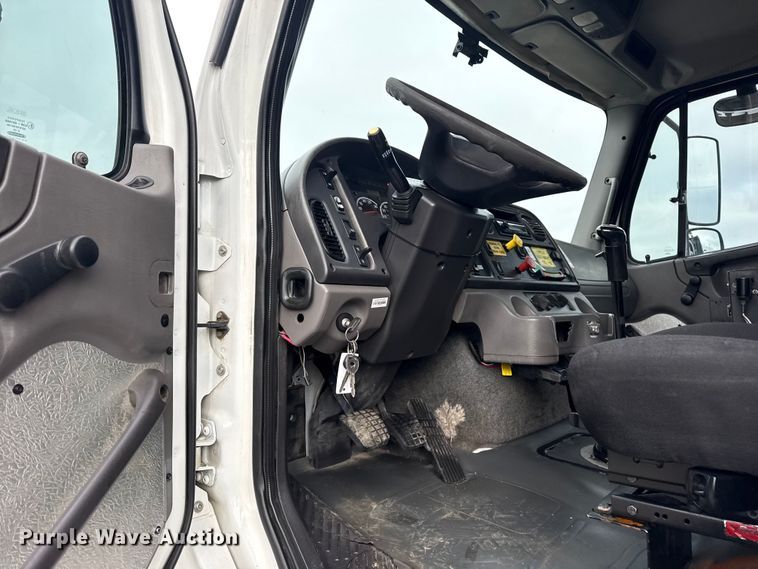 image for item EG1958 2007 Freightliner Business Class M2 grapple truck