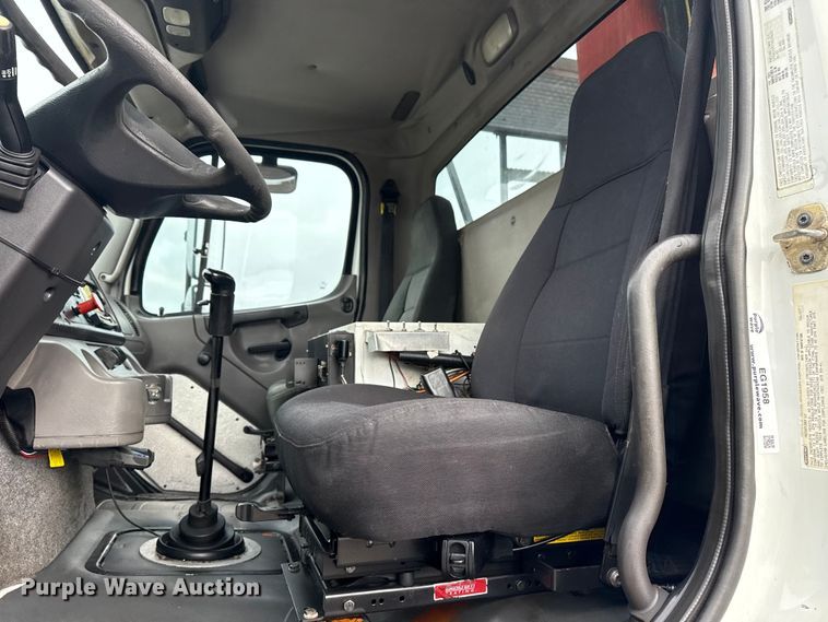 image for item EG1958 2007 Freightliner Business Class M2 grapple truck