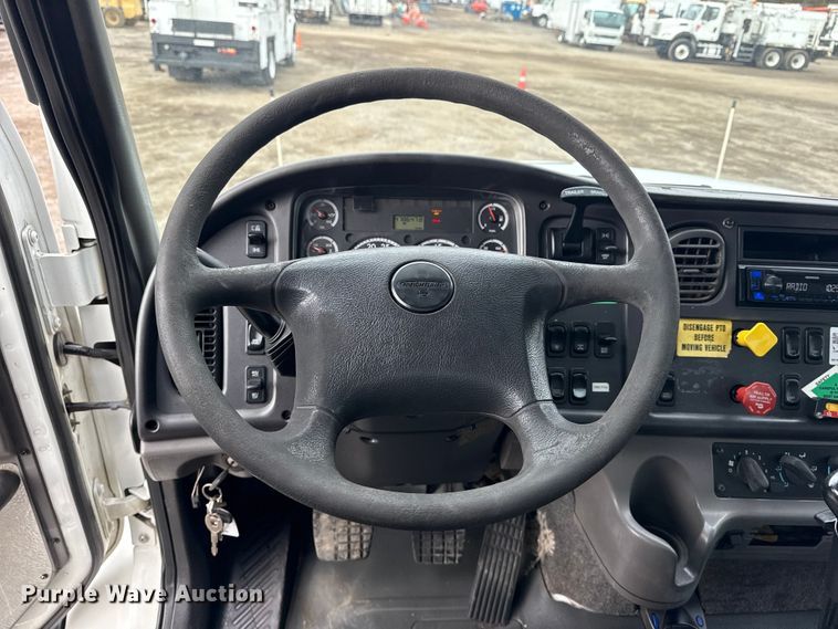 image for item EG1958 2007 Freightliner Business Class M2 grapple truck