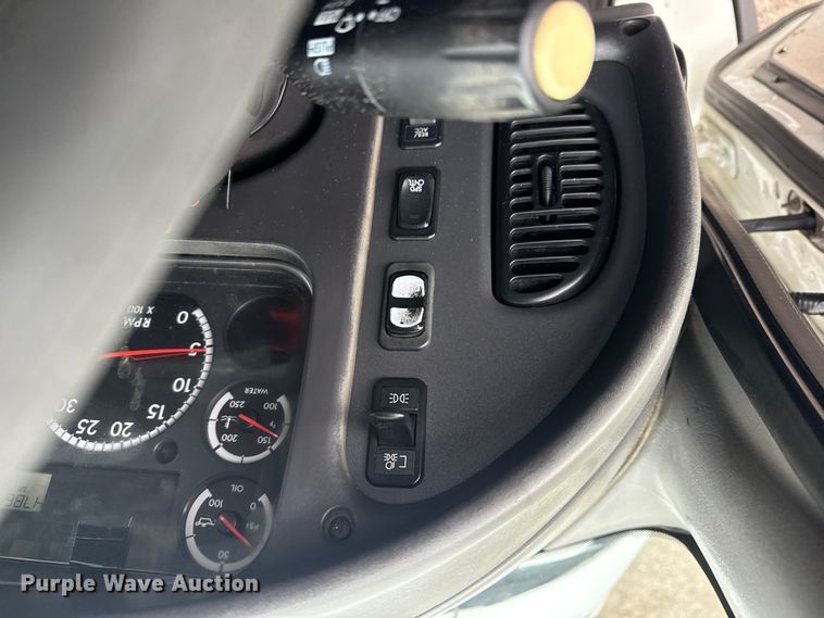 image for item EG1958 2007 Freightliner Business Class M2 grapple truck