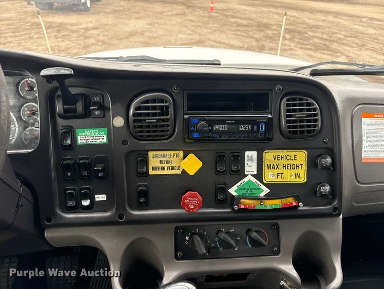 image for item EG1958 2007 Freightliner Business Class M2 grapple truck