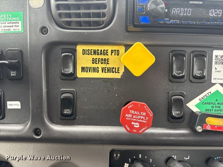 image for item EG1958 2007 Freightliner Business Class M2 grapple truck