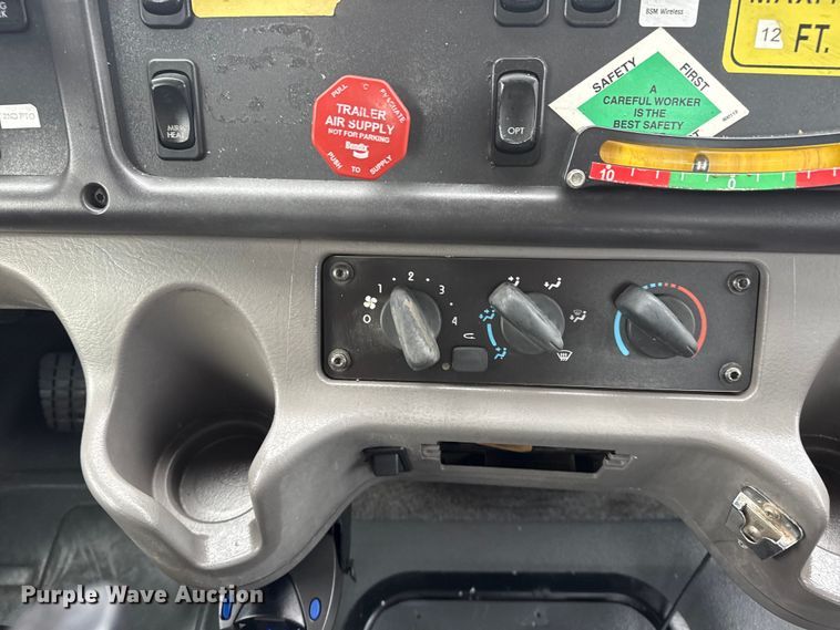 image for item EG1958 2007 Freightliner Business Class M2 grapple truck