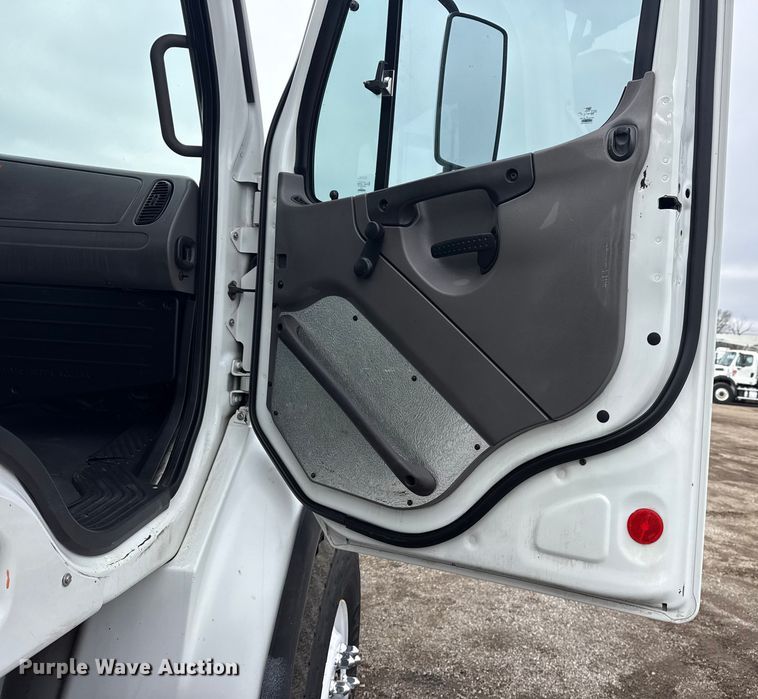 image for item EG1958 2007 Freightliner Business Class M2 grapple truck