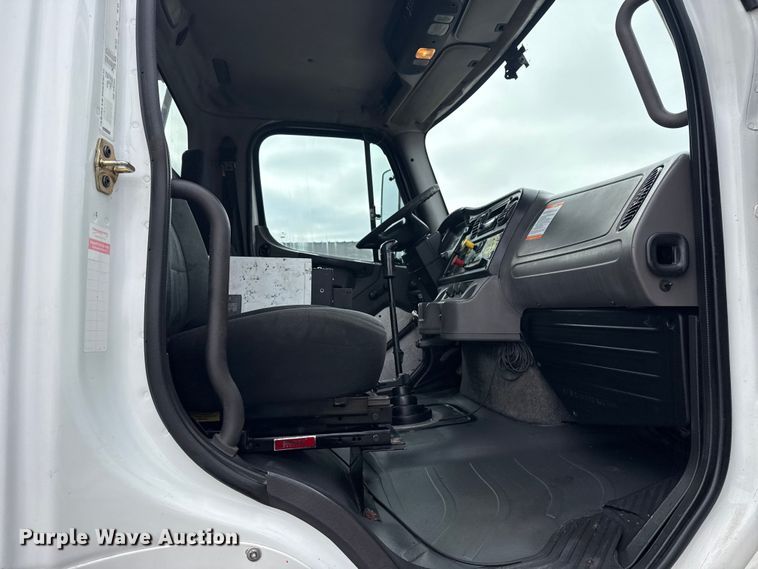 image for item EG1958 2007 Freightliner Business Class M2 grapple truck