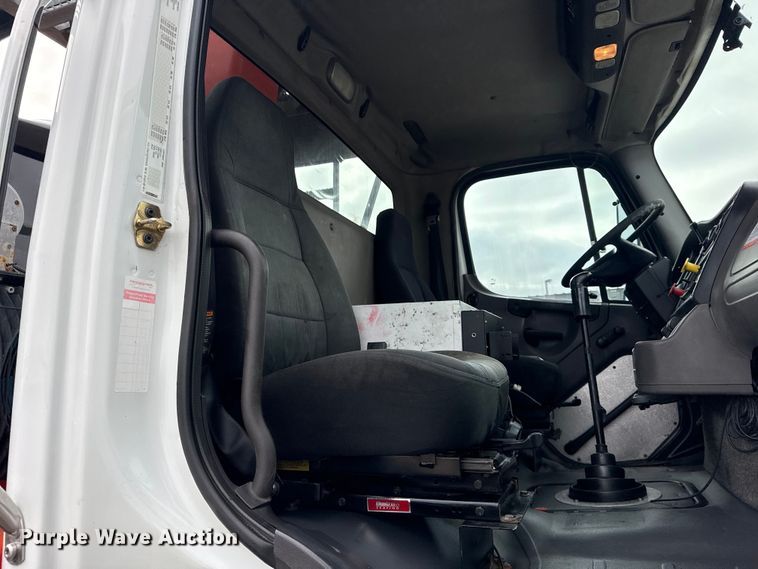 image for item EG1958 2007 Freightliner Business Class M2 grapple truck