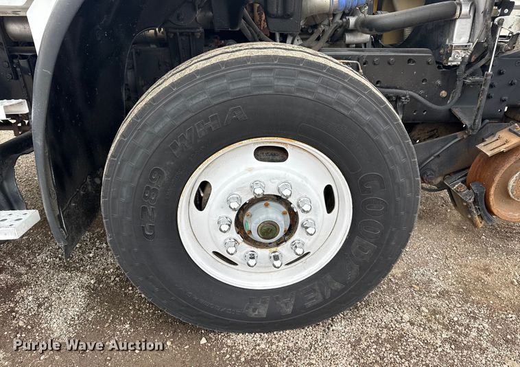 image for item EG1958 2007 Freightliner Business Class M2 grapple truck