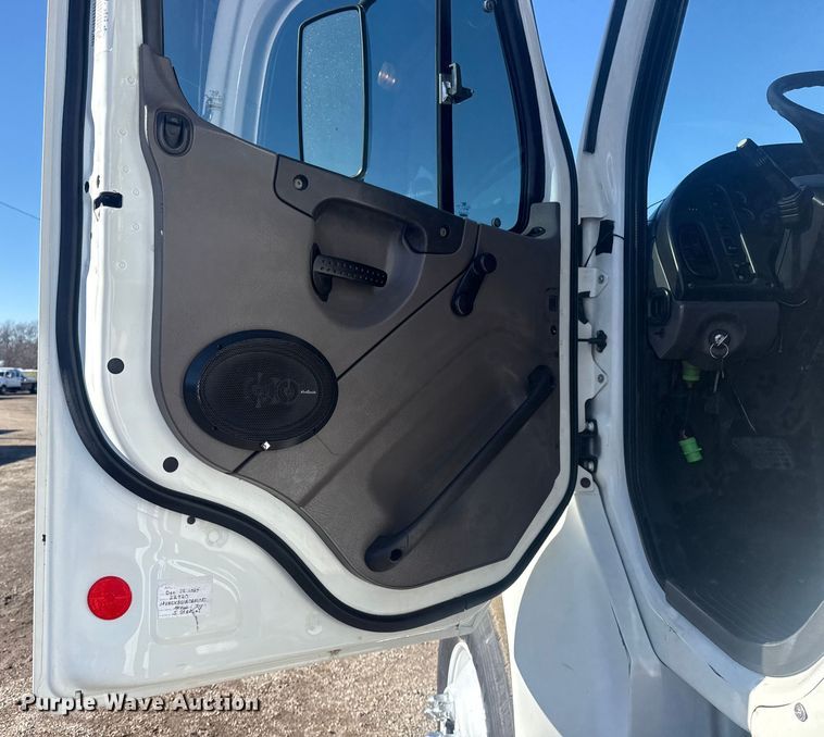 image for item EG1959 2010 Freightliner Business Class M2 utility / service truck