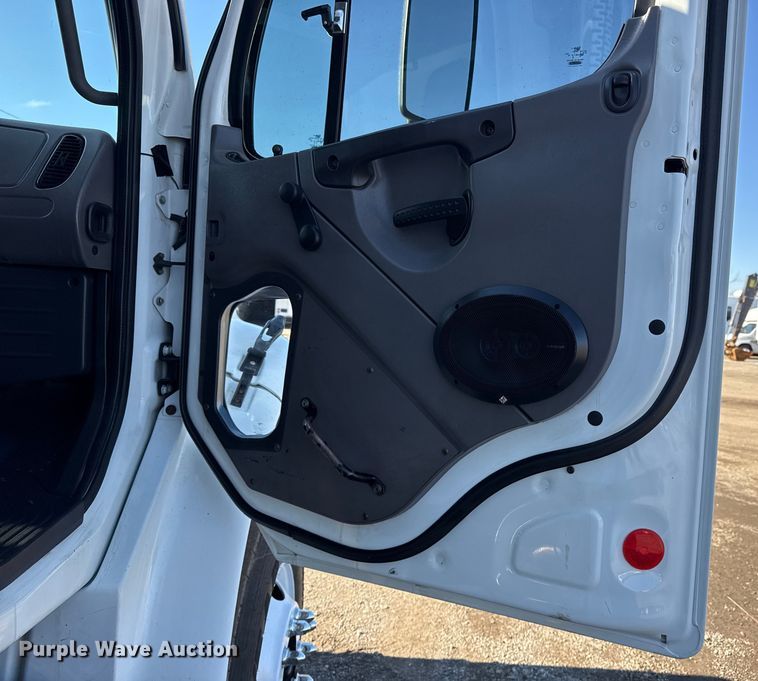 image for item EG1959 2010 Freightliner Business Class M2 utility / service truck