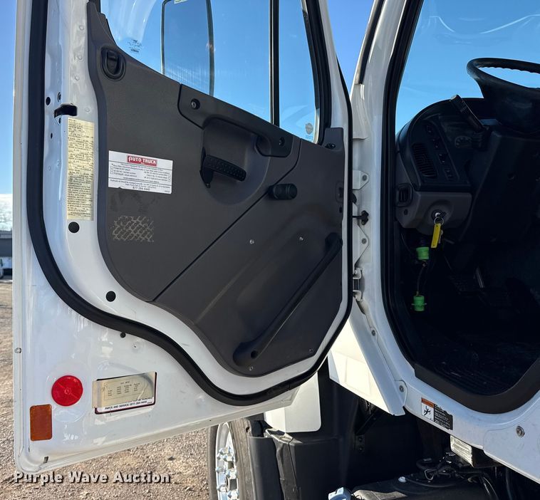 image for item EG1962 2012 Freightliner 114SD crane truck