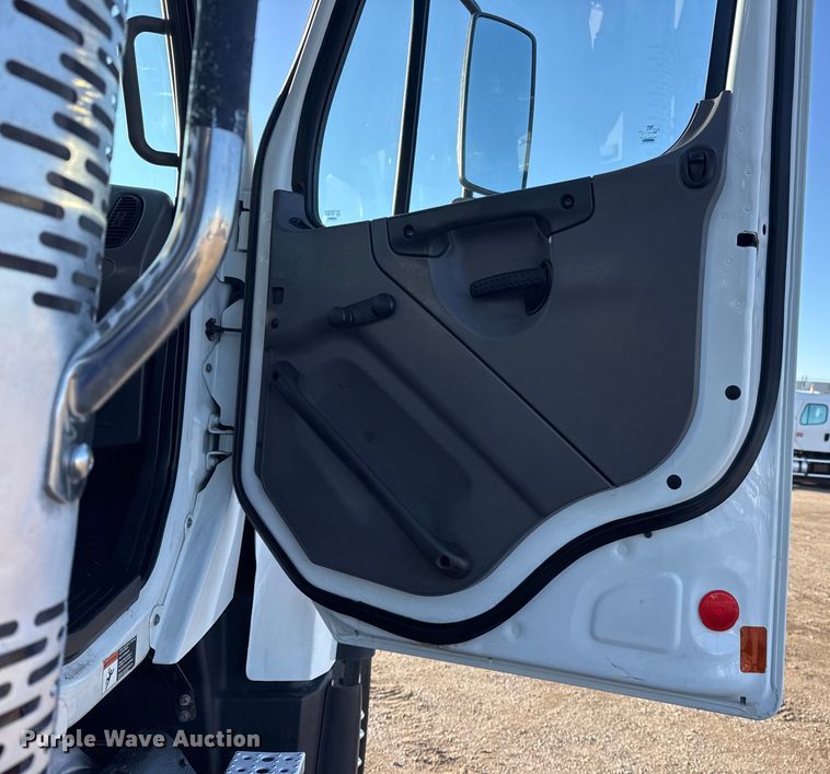 image for item EG1962 2012 Freightliner 114SD crane truck