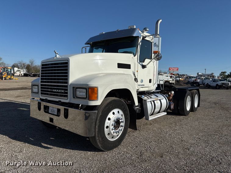 image for item EG2228 2013 Mack CHU613 semi truck