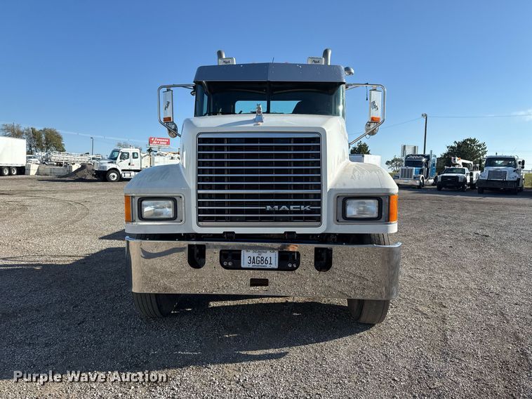 image for item EG2228 2013 Mack CHU613 semi truck