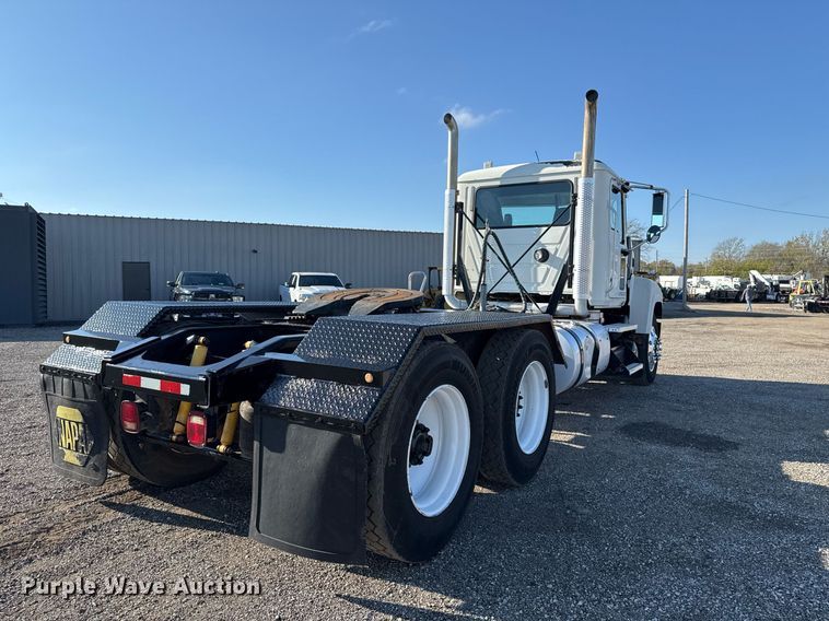 image for item EG2228 2013 Mack CHU613 semi truck