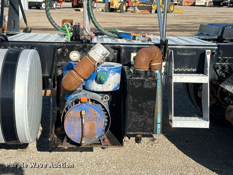 image for item EG2228 2013 Mack CHU613 semi truck