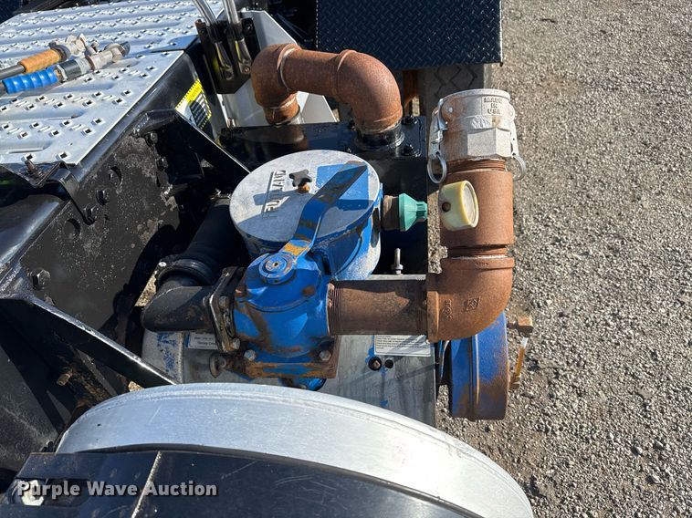 image for item EG2228 2013 Mack CHU613 semi truck