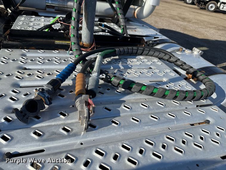 image for item EG2228 2013 Mack CHU613 semi truck