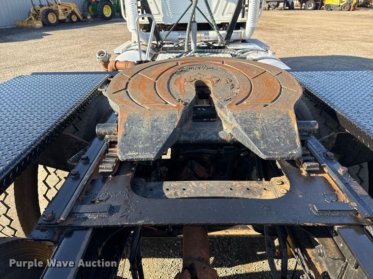 image for item EG2228 2013 Mack CHU613 semi truck