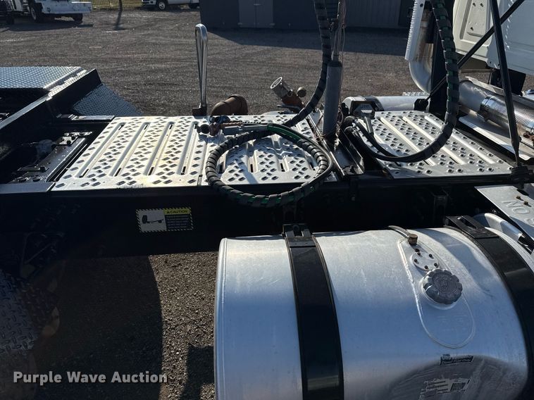 image for item EG2228 2013 Mack CHU613 semi truck