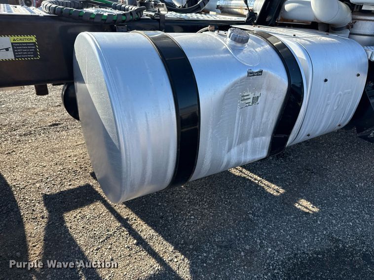 image for item EG2228 2013 Mack CHU613 semi truck