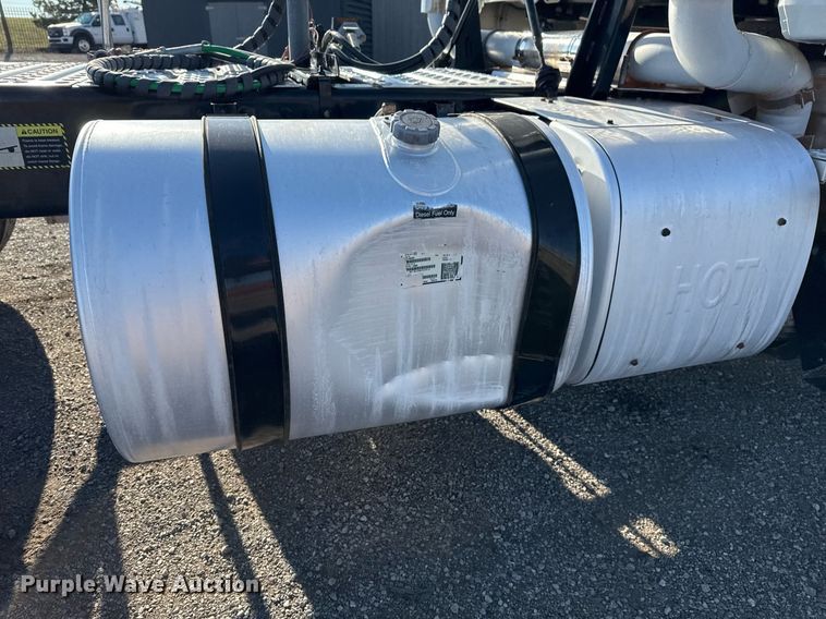 image for item EG2228 2013 Mack CHU613 semi truck