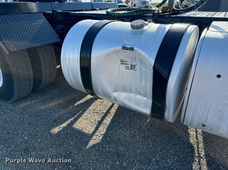 image for item EG2228 2013 Mack CHU613 semi truck