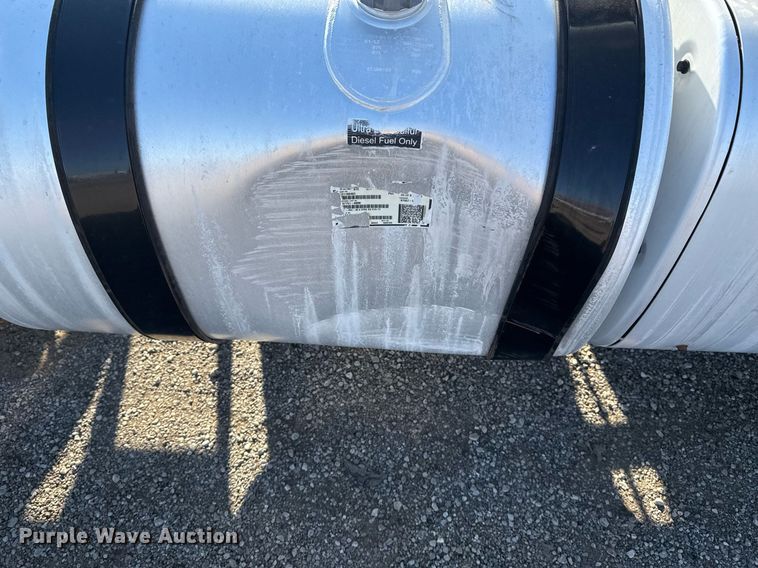 image for item EG2228 2013 Mack CHU613 semi truck