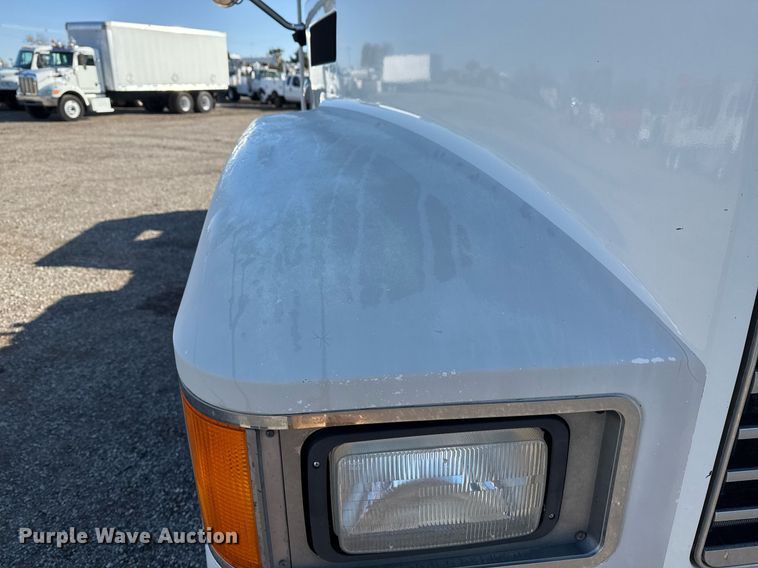 image for item EG2228 2013 Mack CHU613 semi truck