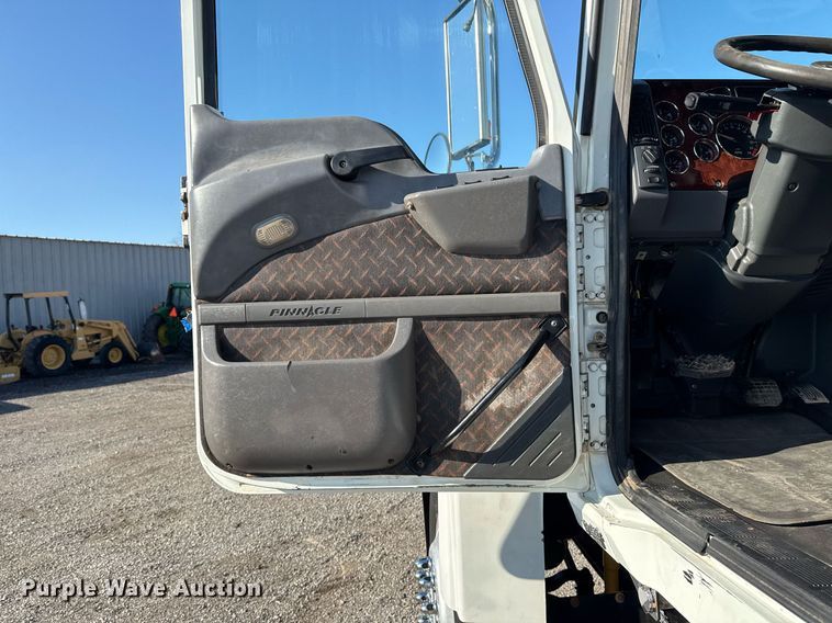 image for item EG2228 2013 Mack CHU613 semi truck