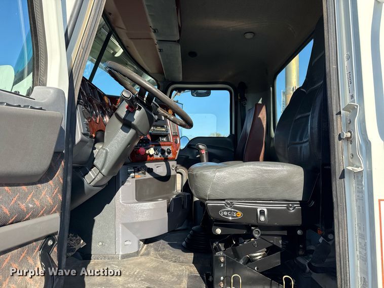 image for item EG2228 2013 Mack CHU613 semi truck