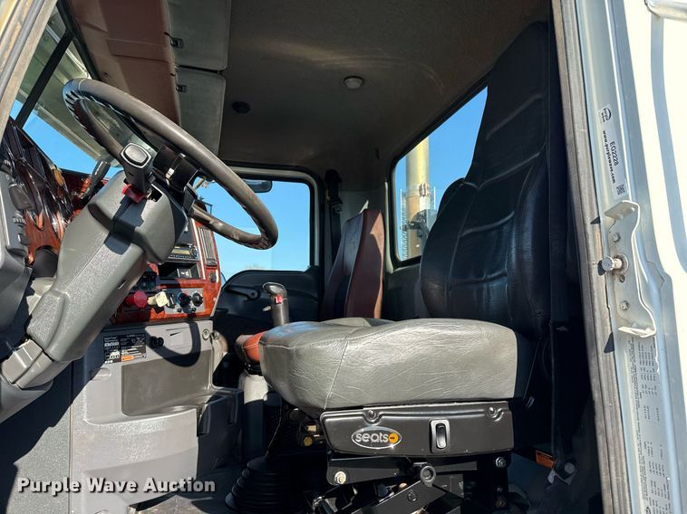 image for item EG2228 2013 Mack CHU613 semi truck